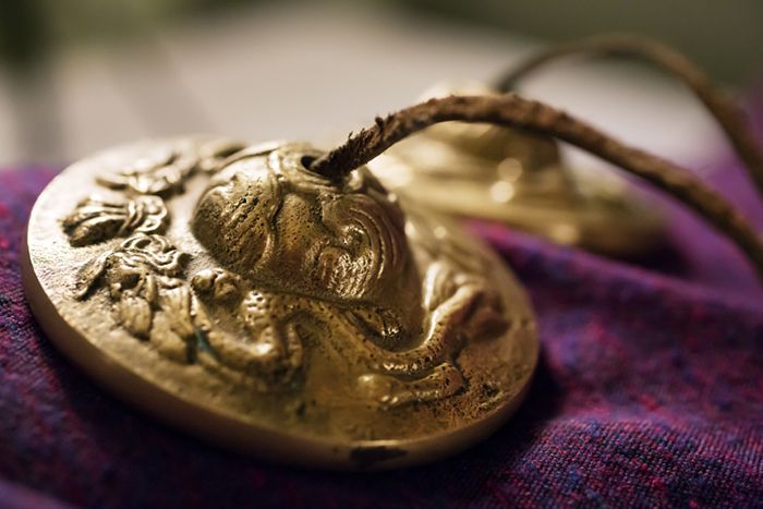 Dansmeditationspasset avslutas med att Per klingar i gongen.