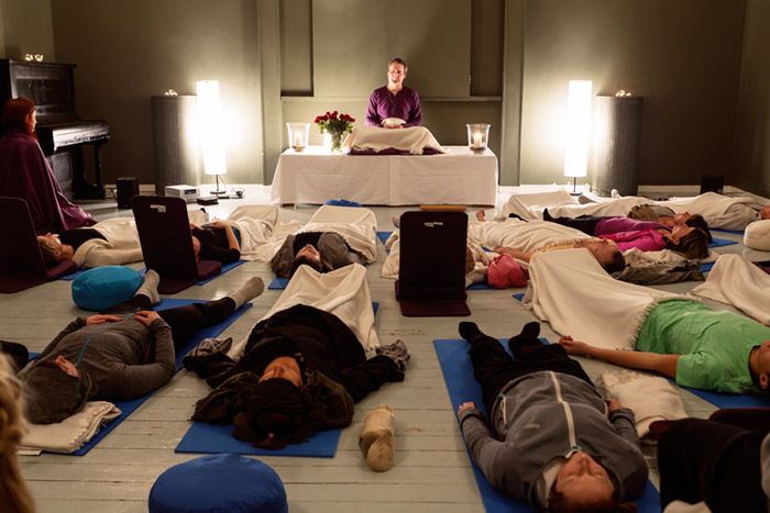 Därefter följer en längre stunds avslappning och vila.